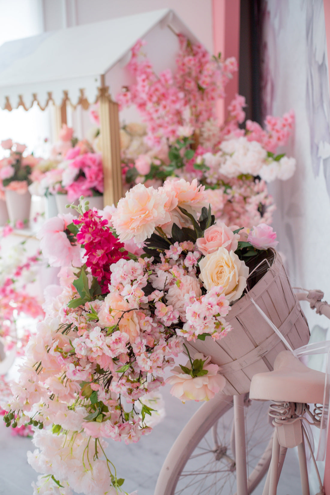 Decoración con flores en una bicicleta vintage, ideal para presentar productos de cuidado oncologicos