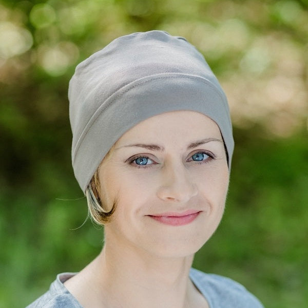 Turbante oncológico de Eva Design en color gris claro, ideal para comodidad y estilo durante el tratamiento