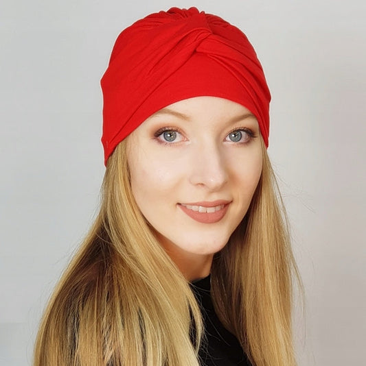 Turbante oncológico verano de bambú en color rojo, ideal para el confort y estilo en climas cálidos