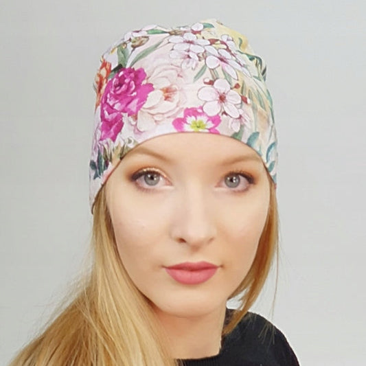Turbante oncológico de Eva Design con flores coloridas, ideal para comodidad y estilo
