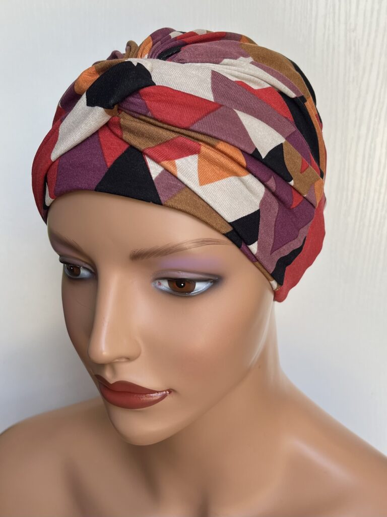 Turbante oncológico verano de Eva Design en colores vivos y patrón moderno, ideal para comodidad y estilo.