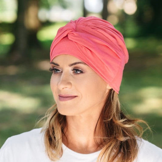 Turbante oncológico verano de bambú en color coral, ideal para comodidad y estilo en días soleados